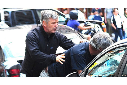 アレック・ボールドウィン、執拗に付きまとうパパラッチに反撃 画像
