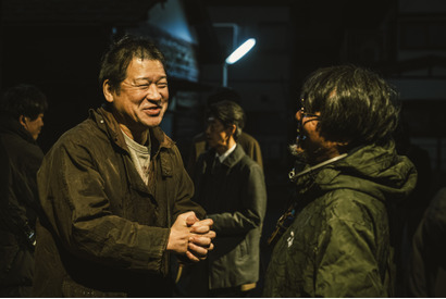 「これは悲惨」佐藤二朗の断髪式や丸山隆平＆MEGUMIら共演『名無し』　和気あいあいメイキング解禁 画像