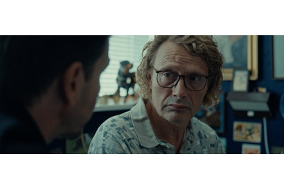 マッツ・ミケルセン来日舞台挨拶決定『さよなら、僕の英雄』　ジョン・レノンになる前の兄（マッツ）の本編映像解禁 画像