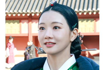 『素晴らしき新世界』女優イ・セヒ、麗しい韓服姿のオフショット公開！“大根演技のトップスター”役に絶賛の声 画像