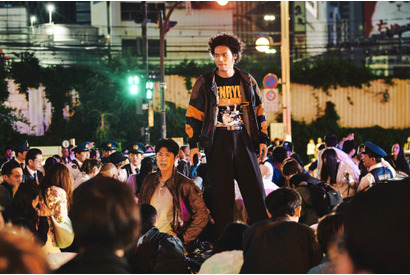 日本映画史上初のナイターロケ!?『TOKYO BURST-犯罪都市-』新宿で現金800万円ばらまき映像 画像