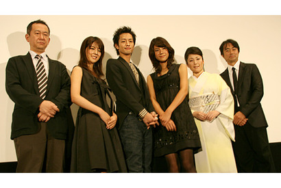 出演者のア・イ・シ・テ・ルのサインをお披露目『未来予想図』初日舞台挨拶 画像