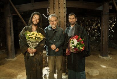 本木雅弘＆菅田将暉、一触即発の対峙シーン裏側も…『黒牢城』超ロングメイキング映像 画像