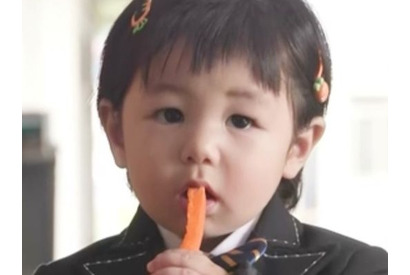 シム・ヒョンタクの愛息ハルくん、乗馬服姿で“赤ちゃん騎手”に変身！溢れるファンサービスも 画像