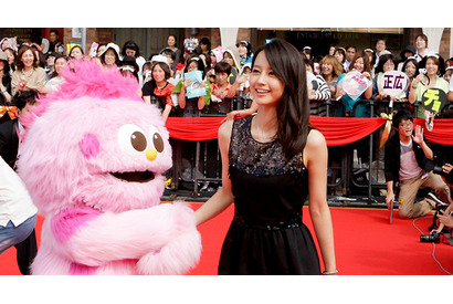 堀北真希、スヌーピーたちのエスコートに笑顔…『ATARU』×「USJ」ジャパンプレミア 画像