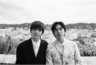坂東龍汰＆岡山天音『我々は宇宙人』カンヌ滞在中素顔を捉えたスチール到着　制作スタジオ訪問、アフレコ見学なども 画像
