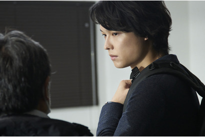松村北斗＆今田美桜、岸善幸監督の演出について明かす『白鳥とコウモリ』メイキング写真＆コメント 画像