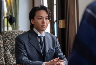 「ジワジワくる」「ギャップがありすぎ」中村倫也の謎ポーズに見上愛＆上坂樹里が引っ張られる!?「風、薫る」オフショット 画像
