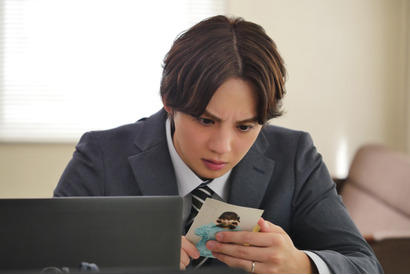 吉野北人＆鈴木愛理が牛になって張り込み、スパイ姿…“夫婦バトル”新カット独占入手『昨夜は殺れたかも』 画像