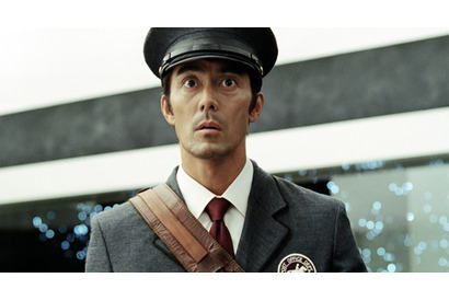 阿部寛、役者人生・初の“アンドロイド”役に　「TOYOTOWN」新CMで西尾由佳理と共演 画像