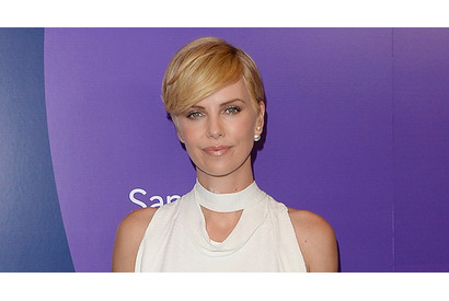 シャーリーズ・セロン、ケガ治療で頸部の手術を受けていた 画像