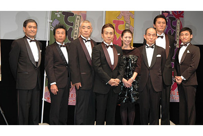 どちらが本命？　両手に計110歳の小泉今日子「両方お相手できる女になりたい！」 画像