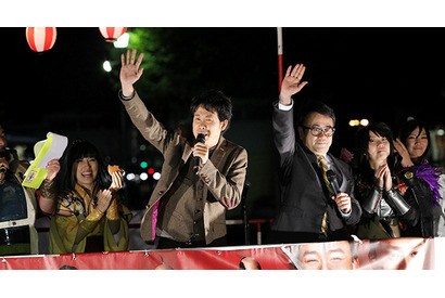 大泉洋扮する秀吉は“ハゲネズミ”？　『清須会議』大ヒット祈願に祝い菓子まき 画像