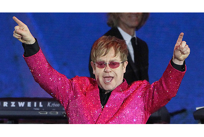 エルトン・ジョン、批判してきた英版「Xファクター」で生パフォーマンス？ 画像