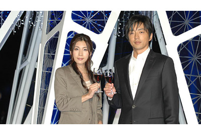 クリスマスシーズン到来！　大沢たかお＆竹内結子がツリーにスイッチオン 画像