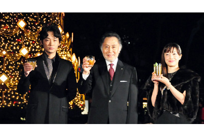 菅野美穂、ウィスキー片手に美脚披露！　クリスマス・イルミネーションにうっとり… 画像