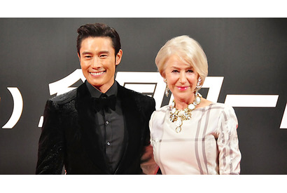 イ・ビョンホン＆ヘレン・ミレンが「倍返し！」宣言 画像