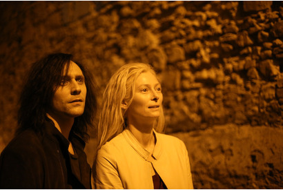 トム・ヒドルストン＆ティルダ・スウィントン、“吸血鬼”は20歳の年の差カップル 画像