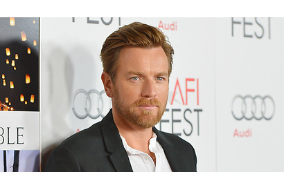 ユアン・マクレガー、交通事故でバイクから路上に投げ出されていた 画像