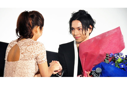 水嶋ヒロ、女優陣のサプライズ花束と感謝の言葉に「いま、地球上で一番幸福」 画像