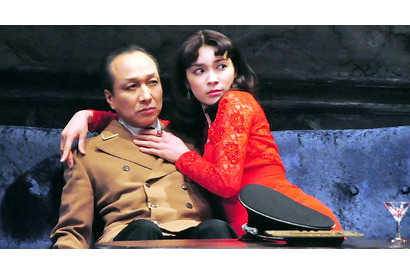 三谷幸喜の舞台初出演の秋元才加、真っ赤なドレスでタバコをふかし…男たちを誘惑！ 画像