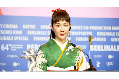 黒木華、ベルリン「銀熊賞」の快挙！　着物姿で「飛び上がりそうになりました」 画像