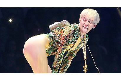 マイリー・サイラス、ファンのTバックを口の中に…過激なパフォーマンス続々 画像