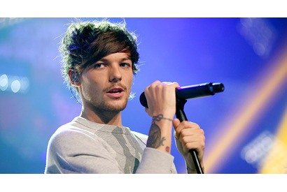 「1D」ルイ・トムリンソン、サッカー選手デビュー戦に5千人のファンが殺到 画像