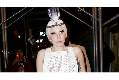 レディー・ガガ、巨大自動販売機の中に入ってのパフォーマンスが企画倒れに 画像