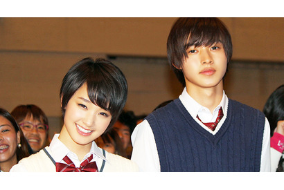 剛力彩芽＆山崎賢人、もし同居したら…“頭ナデナデ”妄想実演にファン狂喜!? 画像