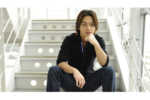 柳楽優弥『包帯クラブ』で変身「役作りで真冬に短パンとTシャツで弾き語ってました」 画像