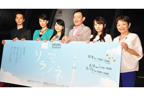 鈴木砂羽、父親との抱擁を「男性とハグ」とツイートされおかんむり！ 画像