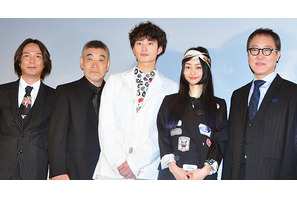 岡田将生、5年ぶり単独主演作初日に緊張？　白いスーツにコーヒーこぼす 画像