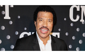 ライオネル・リッチー、故マイケル・ジャクソンのホログラムによるパフォーマンスに仰天 画像