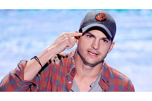 アシュトン・カッチャー、車が故障して困ったファンを助ける 画像