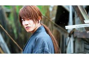 【特別映像】“赤いサムライ”佐藤健の剣心もブルーに染まる！『るろうに剣心』 画像