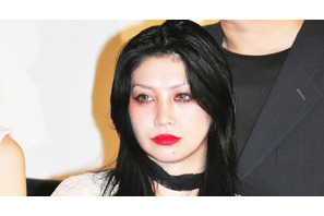 『呪怨』主題歌の鬼束ちひろ、続編では佐々木希と共演!? 画像