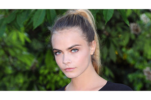 カーラ・デルヴィーニュ、ペットのうさぎのためにナニーを雇う？ 画像