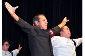 柳葉敏郎、35年ぶり学ラン姿で堂々のエール披露も「ひざが…（苦笑）」 画像