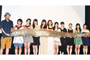 集団妊娠する女子高生役10名が“リュウグウノツカイ”を手に舞台挨拶 画像