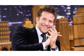 ブラッドリー・クーパー、ハンバーグをひっくり返す特訓中 画像