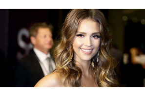 ジェシカ・アルバ、『シン・シティ』続編の撮影中に鞭で負傷！ 画像