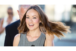 オリヴィア・ワイルドが母乳で「アイス・バケツ・チャレンジ」！ 画像