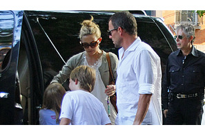 ケイト・ハドソン、新恋人と前夫と、彼らの子供たちと一緒に父の日を祝う 画像