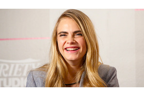 カーラ・デルヴィーニュ、パブで初のソロライブ 画像