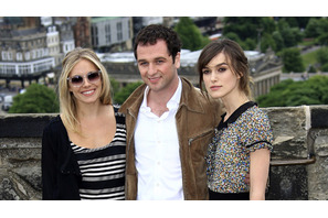 シエナ・ミラー、妻子ある富豪の俳優と恋愛中 画像