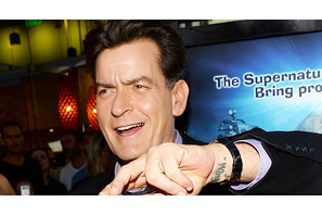 チャーリー・シーン、歯科医をナイフで脅す？ 画像