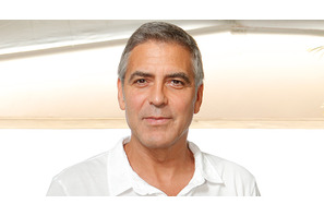 ジョージ・クルーニー、新婚の妻から子犬2匹をプレゼントされる 画像