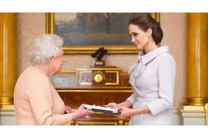 アンジェリーナ・ジョリー、エリザベス女王から名誉勲章を授与！ 画像