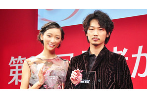 杏から見た綾野剛の魅力はギャップ？　「見た目はクール、話すと気さくで明るい」 画像